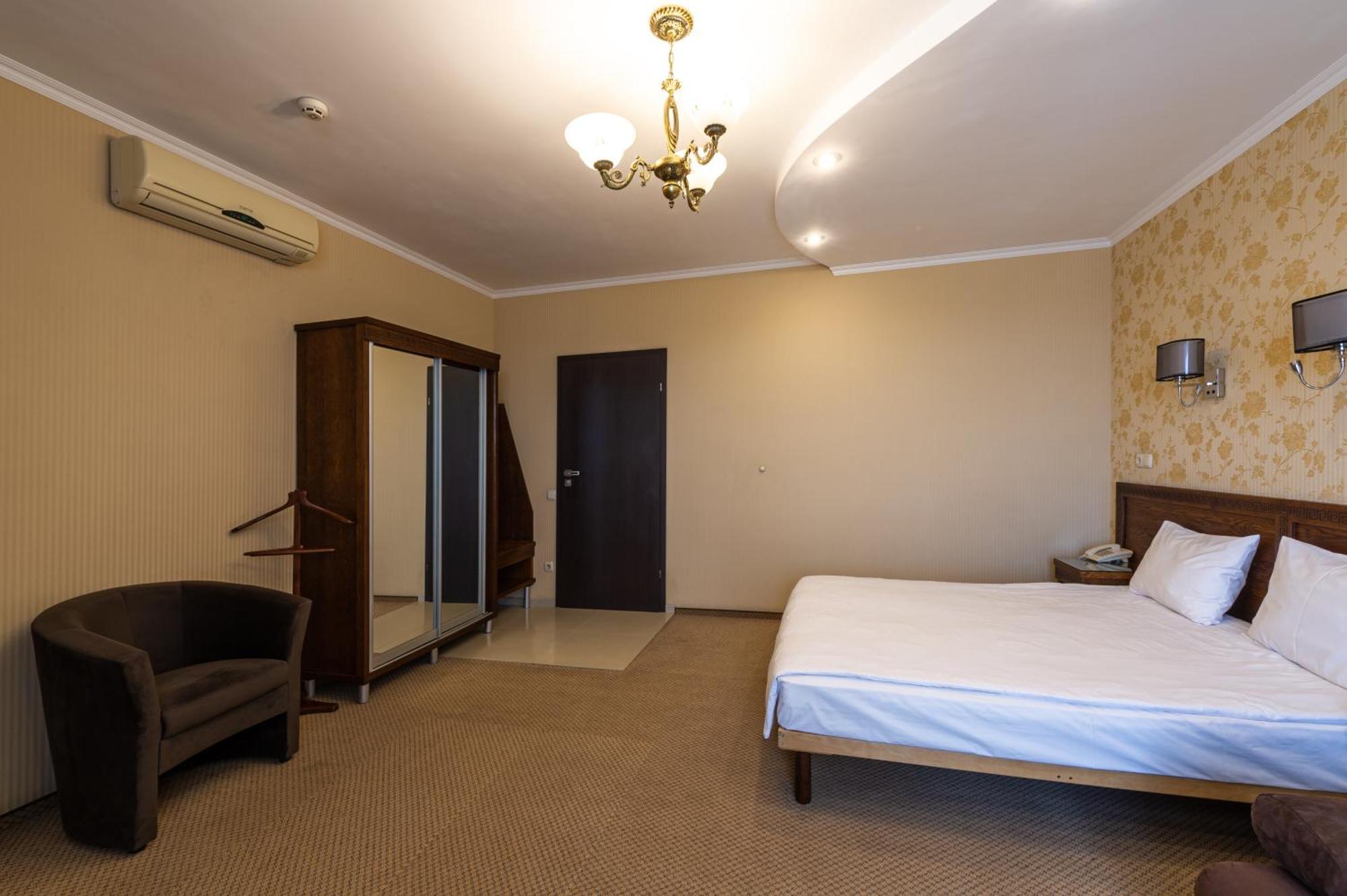 Hotel Kamelot à Ternopil Extérieur photo