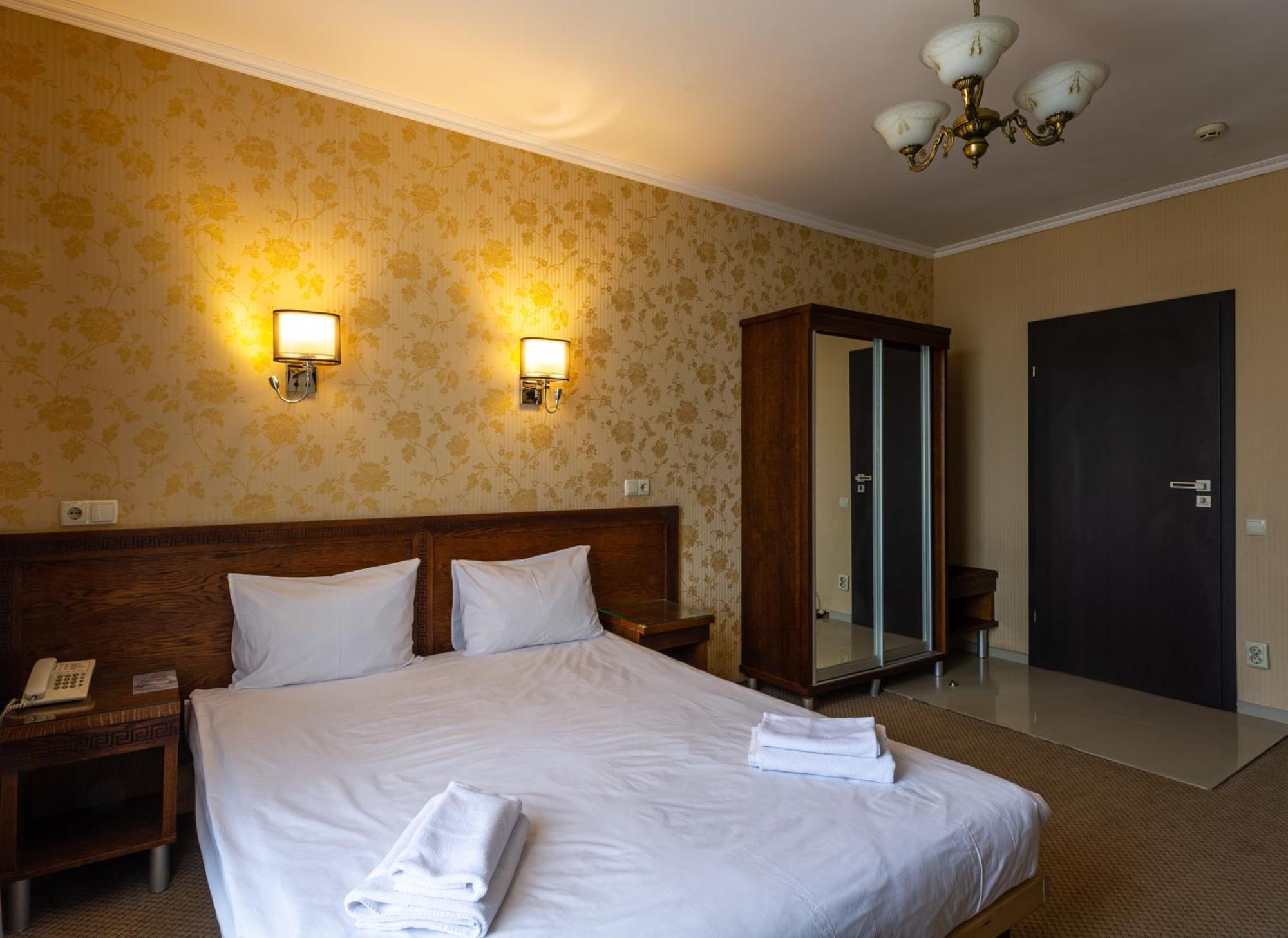 Hotel Kamelot à Ternopil Extérieur photo